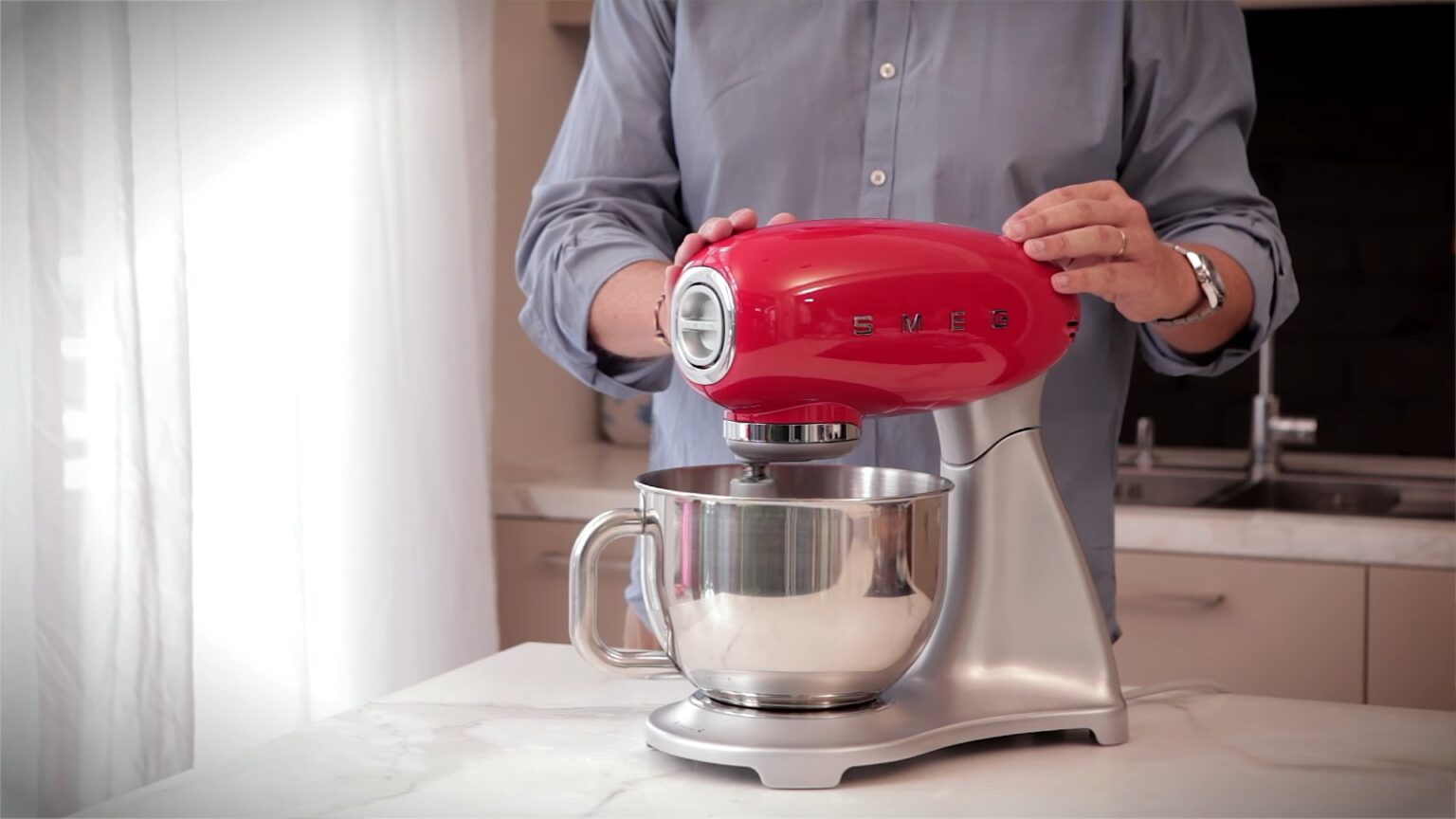 Kitchenaid vs Smeg Which Stand Mixer Is Best? Yallamedi